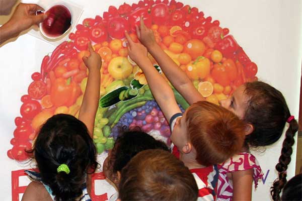孩子们指着水果和蔬菜。